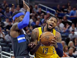 Paul George (vpravo) by mal nahradiť Kevina Duranta.