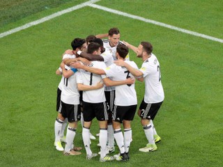 Nemci oslavujú jediný gól zápasu..