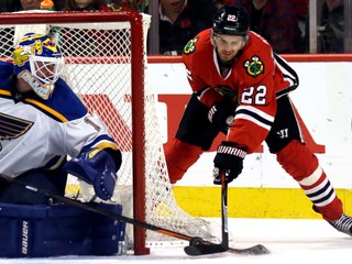 Marcus Krüger (vpravo) si už dres Chicaga Blackhawks neoblečie.