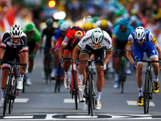 Peter Sagan (v strede) odráža nápor Michaela Matthewsa (vľavo) a víťazí v tretej etape Tour de France 2017.