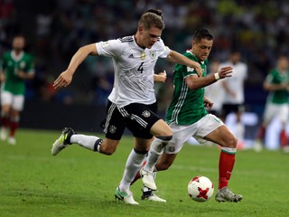 Matthias Ginter (v popredí).