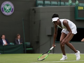Americká tenistka Venus Williamsová predčasne a so slzami v očiach ukončila pozápasovú tlačovú konferenciu po jej úvodnom stretnutí na grandslamovom turnaji vo Wimbledone.