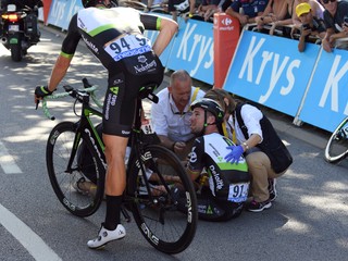 Cavendish má po kolízii so Saganom zlomenú lopatku, na Tour skončil