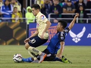 Futbalista Matheus Silva (na archívnej snímke vpravo) sa takmer utopil po tom, ako si bol v utorok zaplávať v jazere. 
