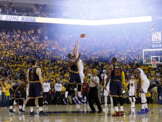 Gruzínsky basketbalista Zaza Pačulia si aj naďalej bude obliekať dres úradujúceho šampióna NBA Golden State Warriors. 