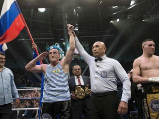 Denis Lebedev (vľavo) sa raduje z víťazstva.
