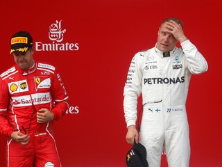 Sebastian Vettel (vľavo) a Valtteri Bottas.