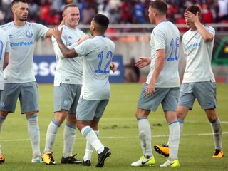 Wayne Rooney (druhý zľava) sa raduje so svojimi spoluhráčmi z gólu do siete súpera.