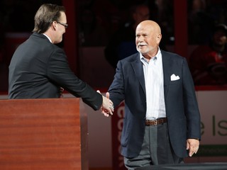 Peter Karmanos (vpravo) je vlastníkom Caroliny Hurricanes.