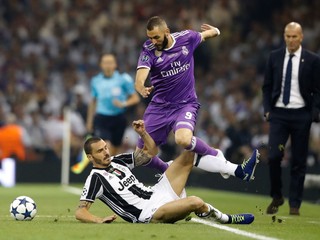 Leonardo Bonucci (na zemi) je považovaný za jedného z najlepších obrancov na svete.