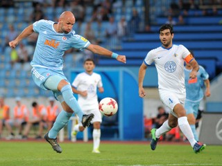 Róbert Vittek (vľavo) si bude aj naďalej obliekať dres Slovana Bratislava.