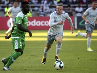 Wayne Rooney (v strede) sa nedávno vrátil z Manchesteru United do Evertonu.