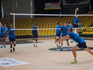 Slovenskí volejbalisti počas tréningu pred odchodom na turnaj 3. kola kvalifikácie MS.