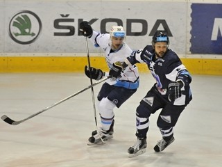 Na snímke vľavo Henrich Ručkay (HK Nitra) a Arturs Salija (MHC Martin).