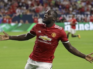 Futbalisti anglického Manchestru United nad mestským rivalom City 2:0.