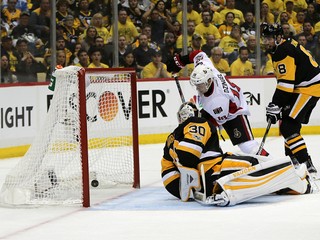 Ryan Dzingel strieľa gól do siete Pittsburghu Penguins v zápase finále Východnej konferencie NHL.