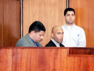 Na snímke z roku 1999 Edson Cholbi do Nascimento (uprostred) sedí na súde s priateľom Marciliom Jose Marinho de Melom počas procesu v prístavnom meste Santos. Obaja boli obvinení zo smrti motocyklistu, ktorú mali zapríčiniť riskantnou jazdou na svojich autách.  