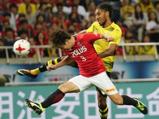 Pierre-Emerick Aubameyang (v žltom) by mal zostať v Dortmunde.