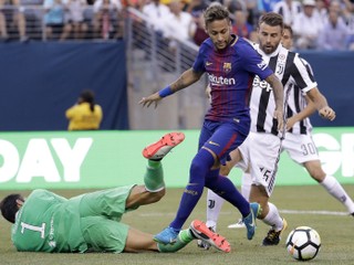 Neymar sa snaží obísť brankára Juventusu Gianluigiho Buffona.