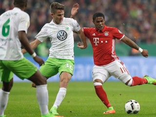 Douglas Costa (vpravo) si už dres Bayernu Mníchov neoblečie.