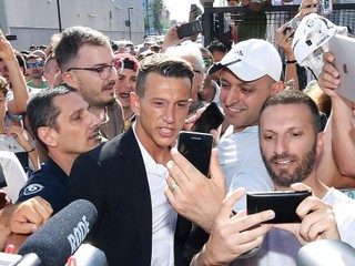 Federico Bernardeschi (v strede) v obkolesení fanúšikov.