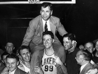 Vo veku 101 rokov zomrel člen basketbalovej Siene slávy John Kundla. 
