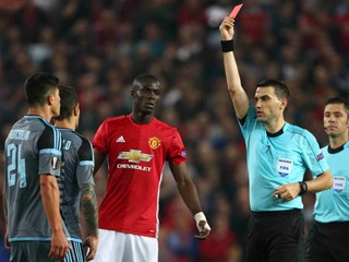 Eric Bailly (uprostred) dostal trojzápasový dištanc za červenú kartu proti Celte Vigo v semifinále minulosezónnej edície Európskej ligy.