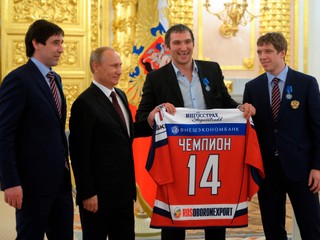 Danis Zaripov (vľavo), vedľa neho ruský prezident Vladimir Putin a hokejisti Alexander Ovečkin a Nikolaj Kuľomin.