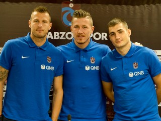 Zľava Ján Ďurica, Juraj Kucka a Matúš Bero. Všetci hráči tureckého Trabzonsporu.