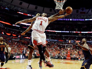 Derrick Rose (na snímke vpredu) podpísal zmluvu s Clevelandom.