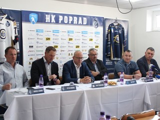 Na snímke zľava tréner HK Poprad Marcel Ozimák, ambasádor HK Poprad Peter Bondra, primátor mesta Poprad Jozef Švagerko, primátor mesta Spišská Nová Ves Ján Volný, predseda Výkonného výboru HK Spišská Nová Ves Klaudius Zekucia a tréner Hk Spišská Nová Ves Jozef Škrak.