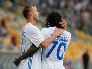 Andrej Jarmolenko a Dieumerci Mbokani z Dynama Kyjev. Obaja sa proti Young Boys Bern gólovo presadili.