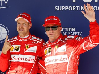 Sebastian Vettel (vľavo) a Kimi Räikkönen.