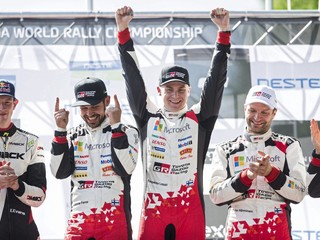 Esapekka Lappi (druhý sprava) sa raduje z triumfu.