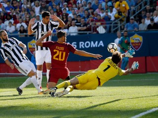 Gonzalo Higuaín (vľavo) vo veľkej šanci zakončuje na bránu AS Rím. Neúspešne.