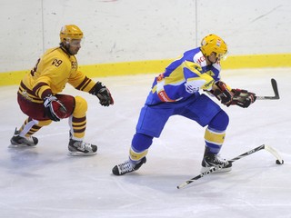 Trenčan Ján Pardavý (vľavo) v súboji s hráčom Zlína Antonínom Honejskom v zápase Dukla Trenčín - PSG Zlín.
