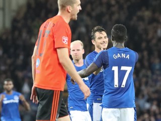 Leighton Baines (v strede) sa raduje zo svojho gólu v zápase proti Ružomberku.
