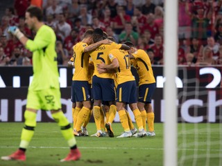 Futbalisti Atlética Madrid oslavujú gól do siete FC Liverpool.