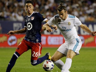 Gareth Bale (vpravo) v súboji s Miguelom Almiron.