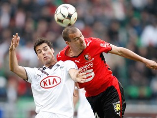 Bruno Cheyrou (vpravo) bol považovaný za nového Zidana, ale v Liverpoole sa vôbec nepresadil. Na fotkr v drese Bordeaux, kam odišiel na hosťovanie.