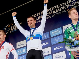 Na snímke uprostred Belgičan Victor Campenaerts sa stal víťazom mužskej časovky v kategórii Elite na ME v dánskom Herningu 3. augusta 2017. Druhý skončil Poliak Maciej Bodnar (vľavo) a na tretej pozícii sa umiestnil Ryan Mullen z Írska (vpravo).