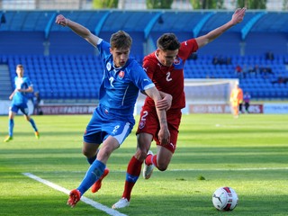 Na snímke z 29. apríla 2015 Aleš Matějů (vpravo) bojuje o loptu s Branislavom Niňajom v prípravnom zápase výberov Česka a Slovenska do 21 rokov v Senici.