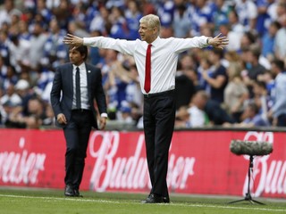 Tréner Arsenalu Arsene Wenger gestikuluje počas finále FA Cupu. V pozadí jeho náprotivok Antonio Conte z Chelsea. Teraz budú obaja súpermi v súboji o anglický superpohár.