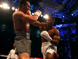 Anthony Joshua (vpravo) mal v ringu opäť čeliť Vladimirovi Kličkovi. Súboj sa však neuskutoční, pretože Ukrajinec ukončil kariéru.
