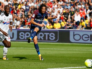Edinson Cavani (druhý zľava) strieľa otvárací gól zápasu.
