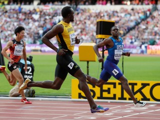 Usain Bolt (v strede) bez problémov postúpil do finále stovky.