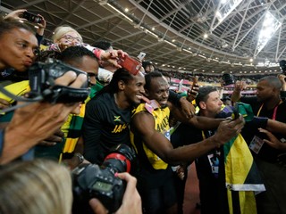 Usain Bolt síce nevyhral, ale aj tak rozdával úsmevy a fotil sa s fanúšikmi.