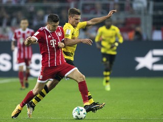 Lukasz Piszczek (vpravo) z Borussie Dortmund bojuje o loptu s Robertom Lewandowským.
