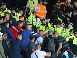 Britská polícia musela zasahovať proti fanúšikom Hannoveru.