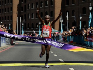 Geoffrey Kipkorir Kirui prechádza cieľom maratónu na MS v Londýne.